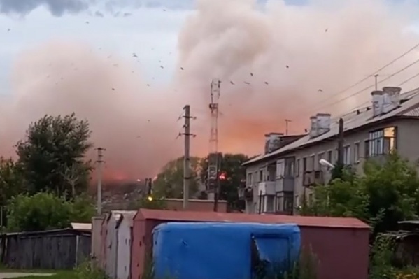 Над полигоном поднялся огромный столб дыма Над полигоном поднялся огромный столб дыма