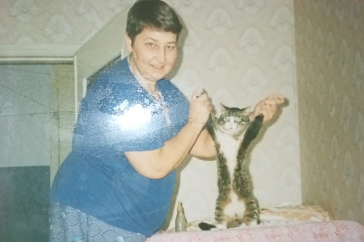 Сейчас у Людмилы Анатольевны седые волосы. На момент пропажи она была одета в черные трикотажные брюки, тряпичные кроссовки синего цвета, шелковую разноцветную тунику, черную куртку с карманами Сейчас у Людмилы Анатольевны седые волосы. На момент пропажи она была одета в черные трикотажные брюки, тряпичные кроссовки синего цвета, шелковую разноцветную тунику, черную куртку с карманами