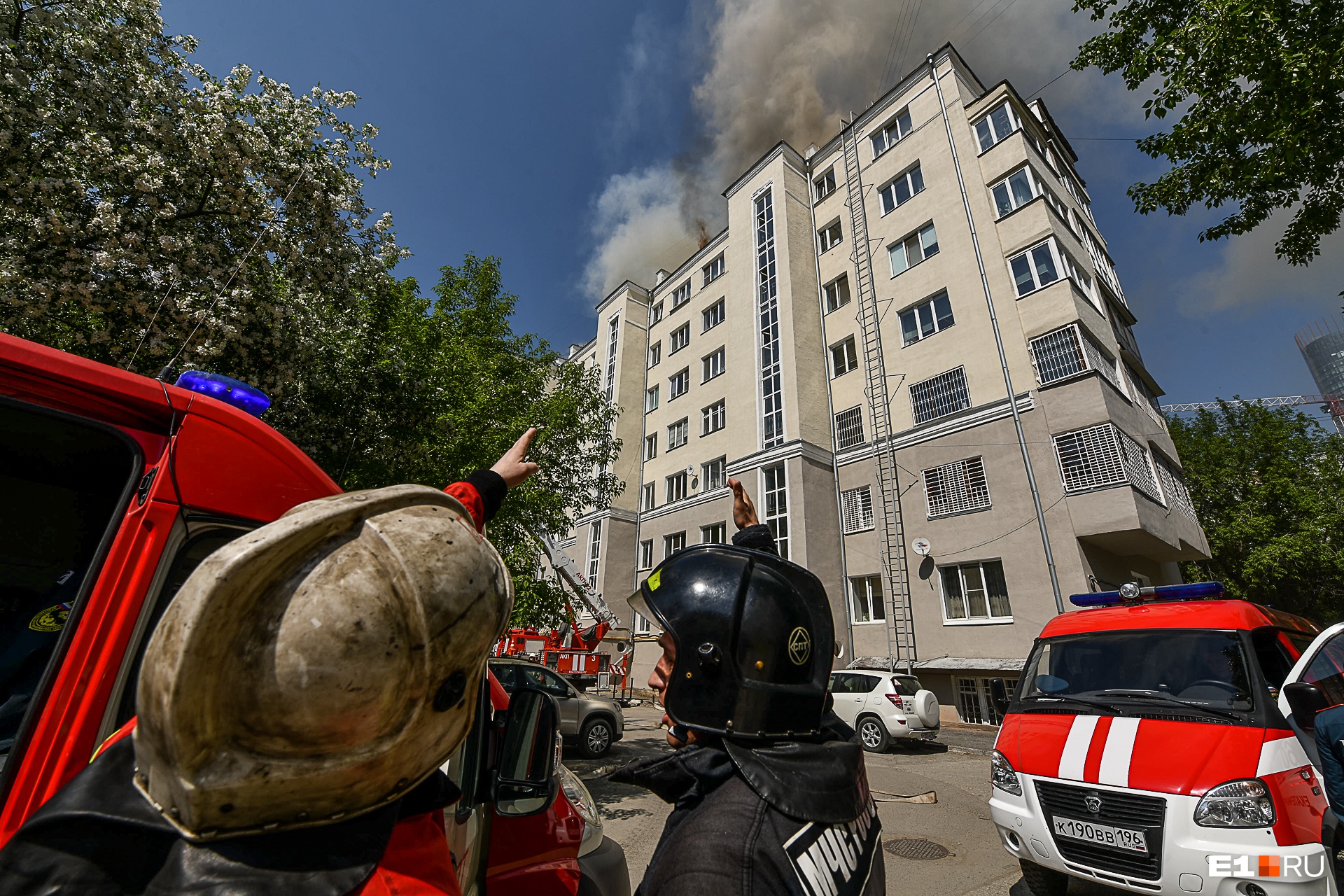 Спасенные животные, сгоревшая крыша, бессилие жильцов: главные фотографии с пожара в центре Екатеринбурга