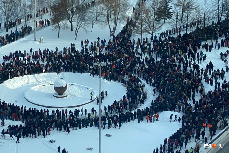 Тысячи человек прошли до сквера: показываем акцию протеста в Екатеринбурге сверху