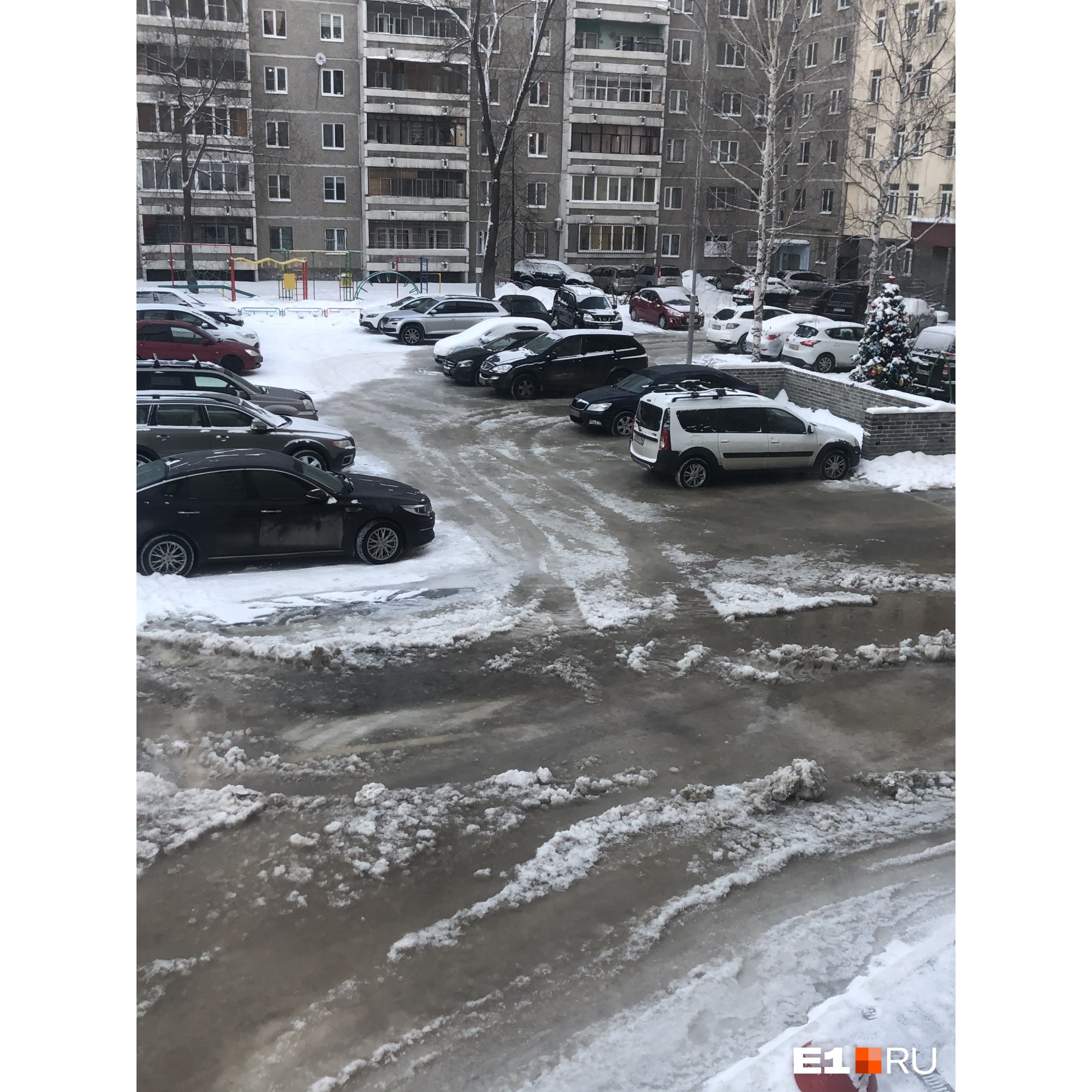 Затопило дорогу между домами Затопило дорогу между домами