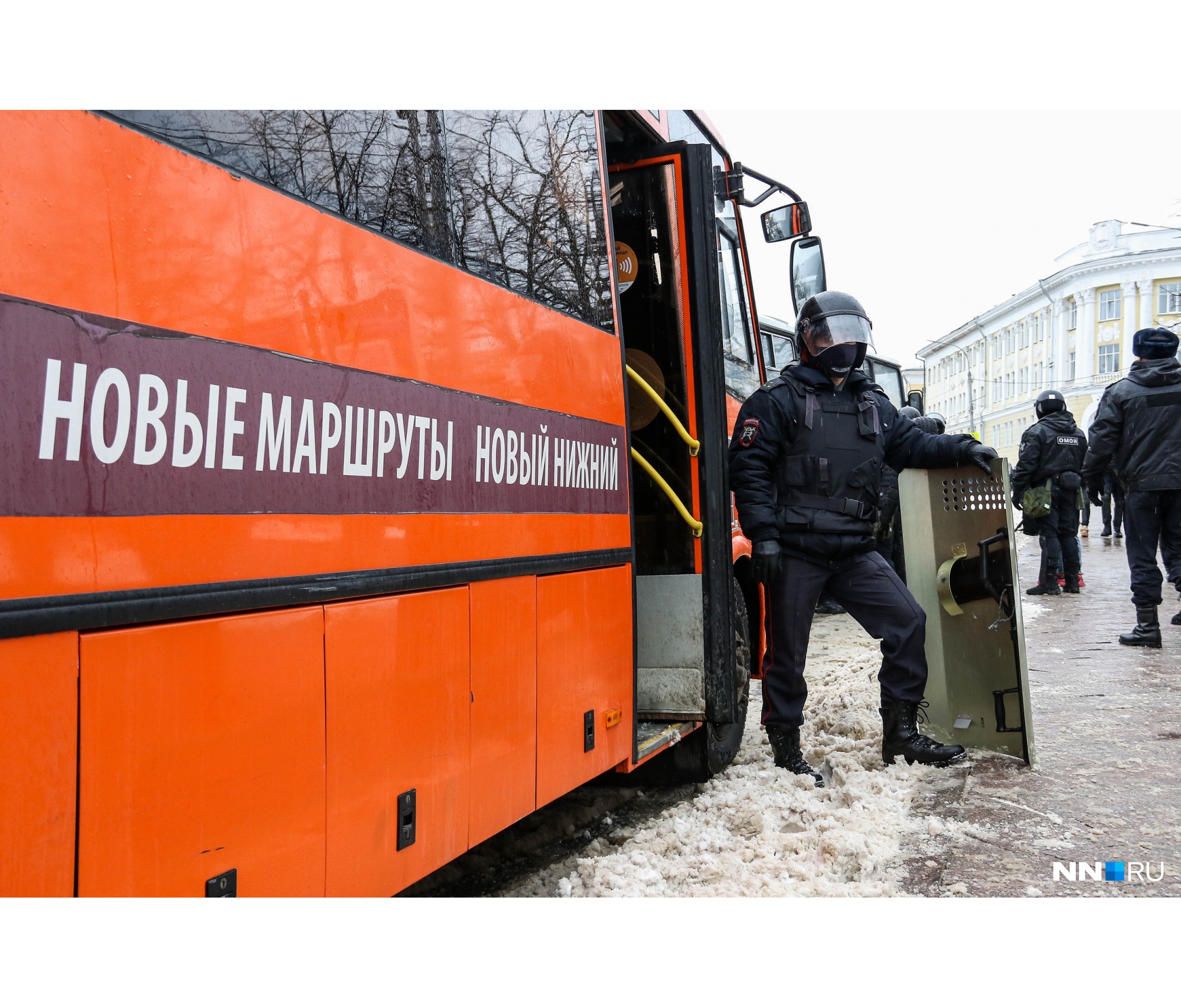 В качестве дополнительных автозаков силовики использовали муниципальные маршруты. Многие митингующие посчитали надписи на автобусах в такой ситуации весьма ироничными В качестве дополнительных автозаков силовики использовали муниципальные маршруты. Многие митингующие посчитали надписи на автобусах в такой ситуации весьма ироничными