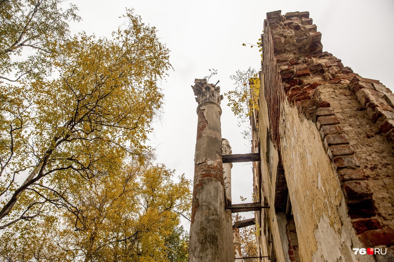 На колонне — остатки былой роскоши На колонне — остатки былой роскоши