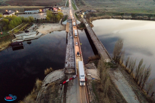 Трасса была скована пробками, а в автобусе, по словам пассажиров, было жарко Трасса была скована пробками, а в автобусе, по словам пассажиров, было жарко