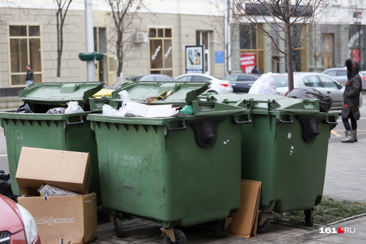 Мусорные жбаны можно встретить даже на центральных улицах города Мусорные жбаны можно встретить даже на центральных улицах города
