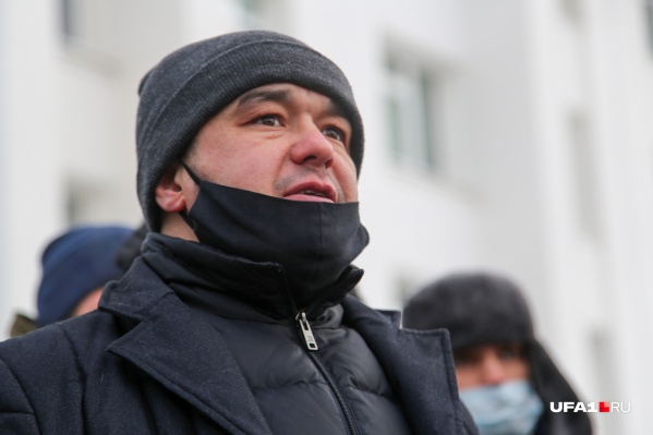 Урал Байбулатов скандирует о свободе Урал Байбулатов скандирует о свободе