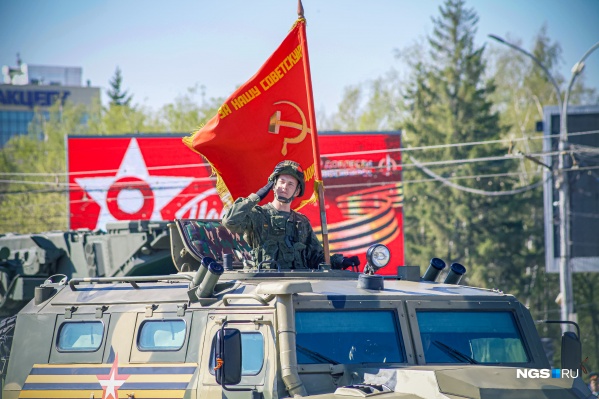 Юбилей Победы военнослужащим в прошлом году пришлось пропустить из-за пандемии, зато в этом году парад получился масштабным и ярким Юбилей Победы военнослужащим в прошлом году пришлось пропустить из-за пандемии, зато в этом году парад получился масштабным и ярким