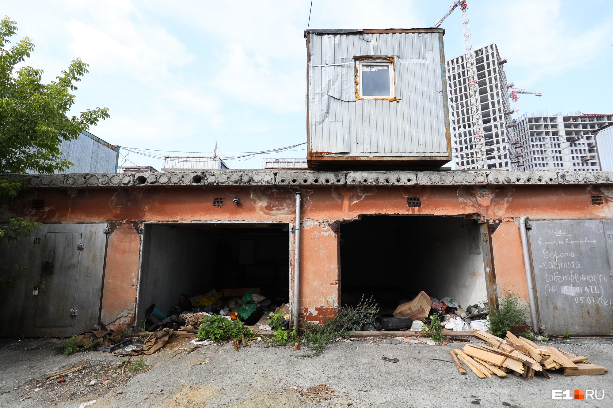 «Ворота сняты, все украдено»: владельцы гаражей в Екатеринбурге пожаловались на незаконное выселение