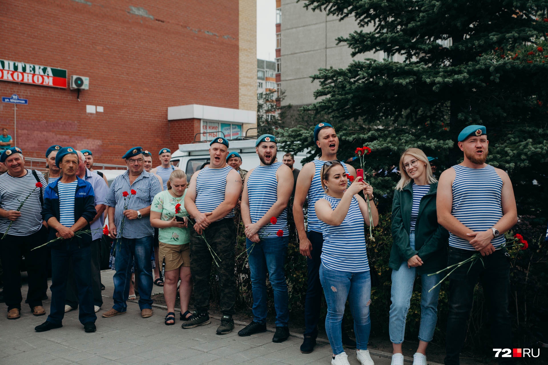 Без песнопений тоже не обошлось Без песнопений тоже не обошлось