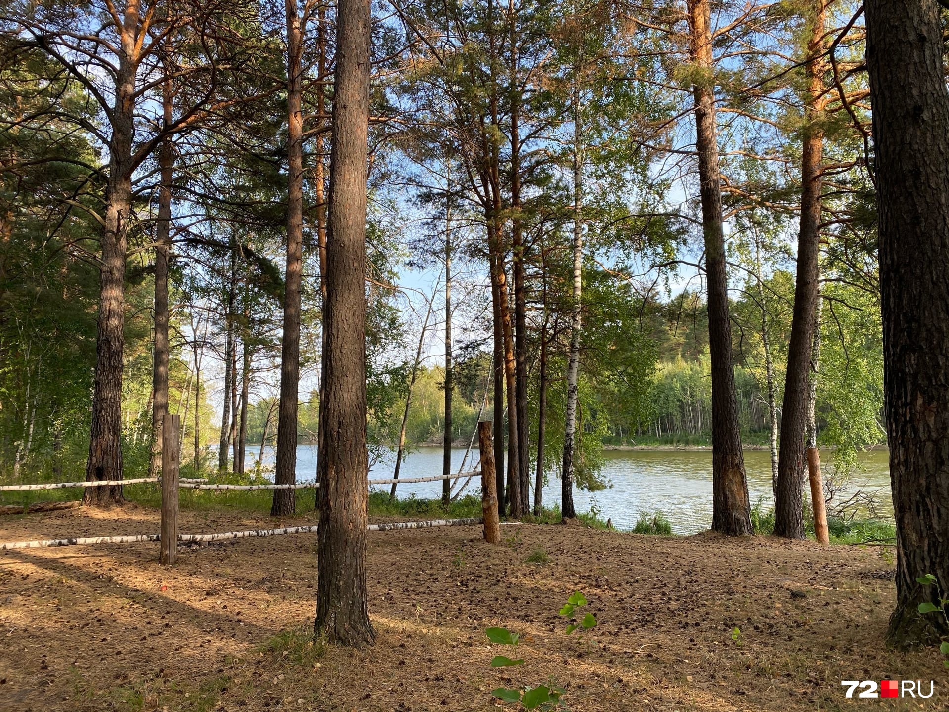 Ограждения доходят почти до берега реки Ушаковки, что нарушает закон о <nobr class="_">20-метровой</nobr> береговой зоне