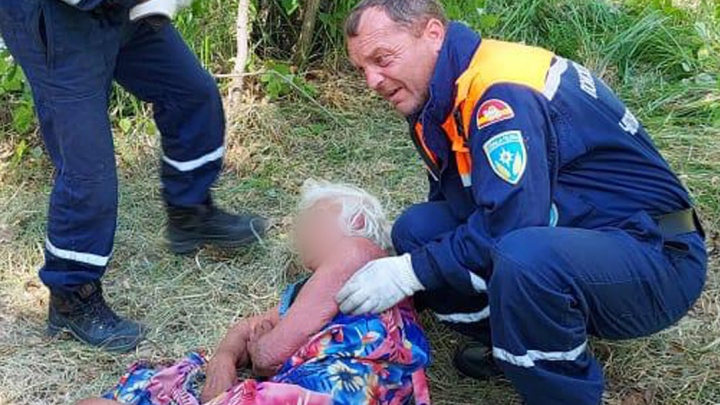 В Челябинской области спасли старушку, которая несколько дней неподвижно пролежала в лесу