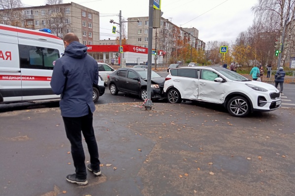 Авария случилась днем на перекрестке у кинотеатра «Русь» Авария случилась днем на перекрестке у кинотеатра «Русь»