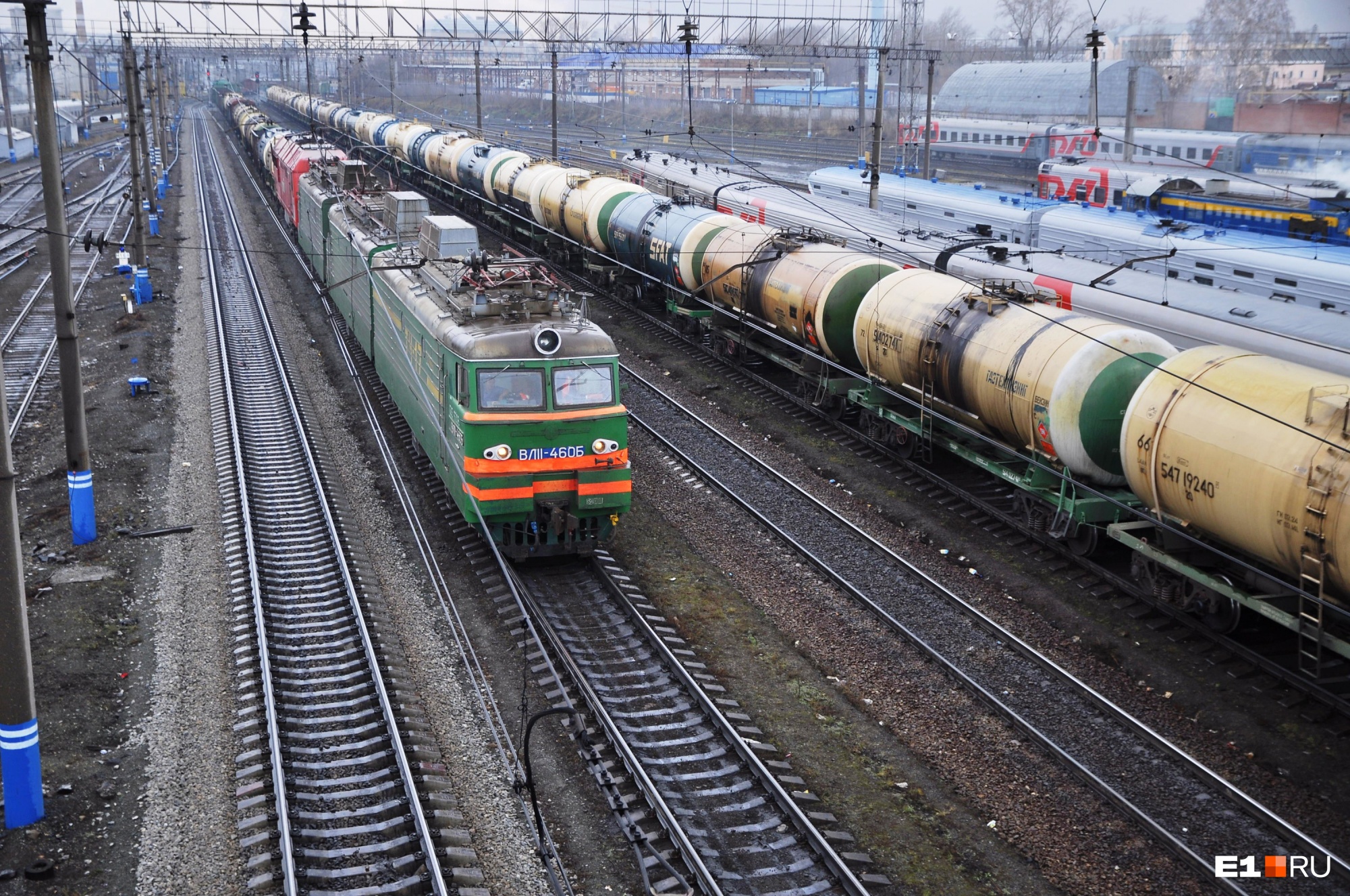На севере Свердловской области грузовой поезд с лесом сошел с рельсов