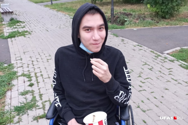 Пока что 17-летний парень прикован к инвалидной коляске Пока что 17-летний парень прикован к инвалидной коляске