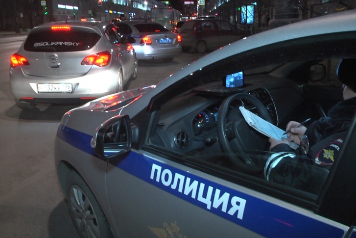 Сотрудники ГИБДД останавливали водителей, у которых передние стекла были затонированы не по ГОСТу Сотрудники ГИБДД останавливали водителей, у которых передние стекла были затонированы не по ГОСТу