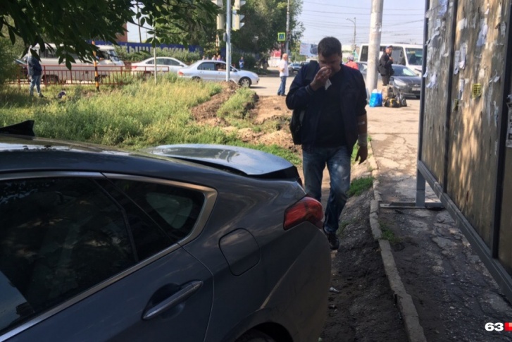 Свидетелям показалось подозрительным поведение водителя Genesys Свидетелям показалось подозрительным поведение водителя Genesys