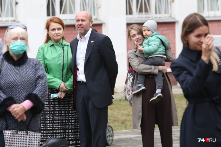 Пока Лена и Олег Колесниковы (вторая и третий слева) поздравляли школьников с Днем знаний, суд наложил арест на имущество