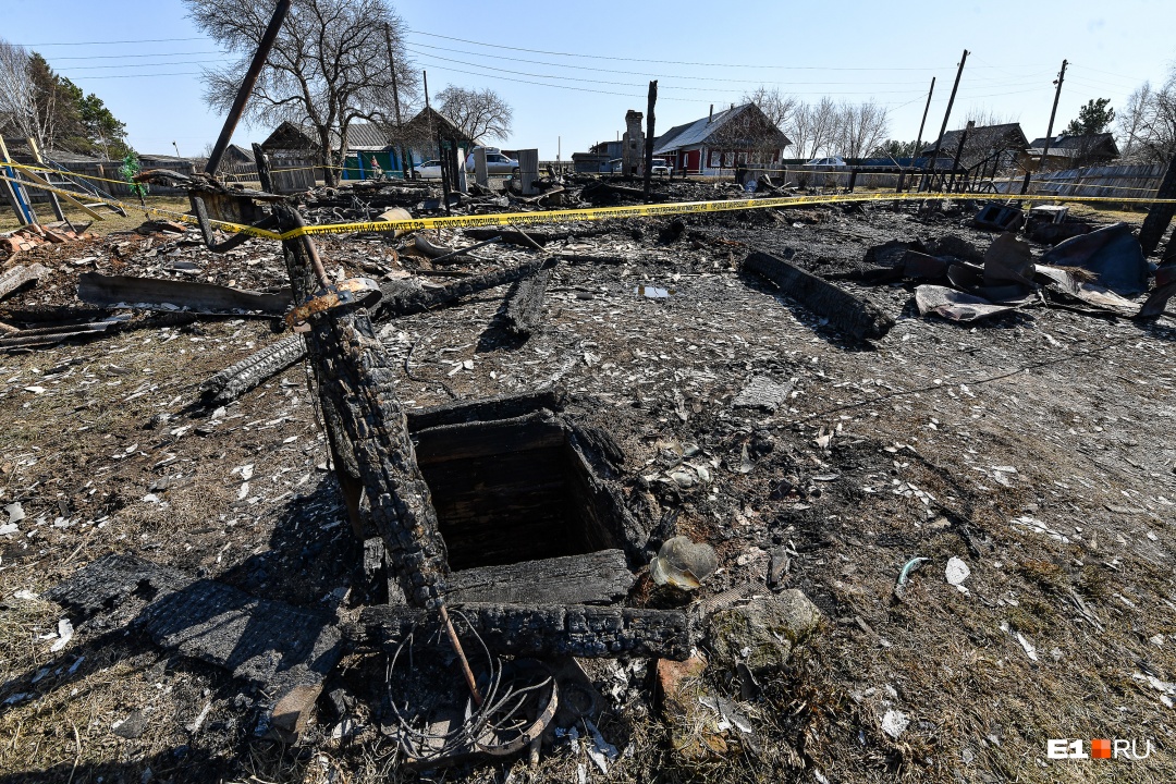 На Урале многодетной семье, где пятеро детей сгорело при пожаре, дадут жилье и помогут с похоронами