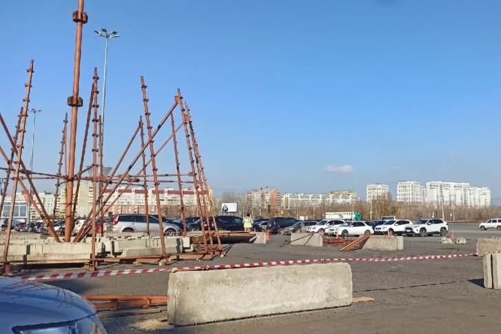 Сегодня у здания торгового центра появилась металлическая конструкция — каркас елки Сегодня у здания торгового центра появилась металлическая конструкция — каркас елки