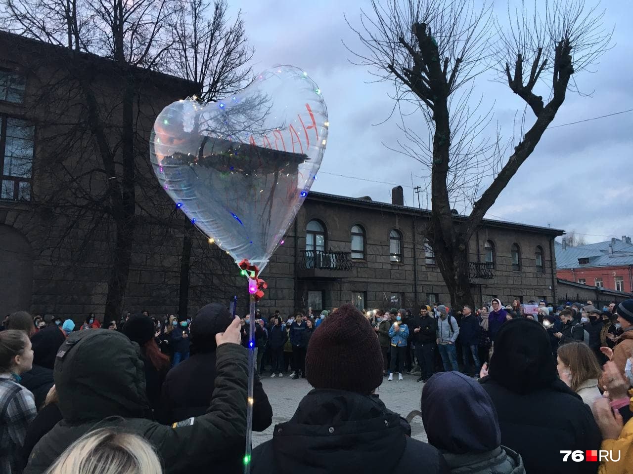 Сторонники политика Алексея Навального собрались на Богоявленской площади 