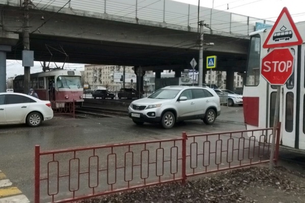 Авария с двумя электрическими транспортными средствами произошла в районе улицы Землячки Авария с двумя электрическими транспортными средствами произошла в районе улицы Землячки