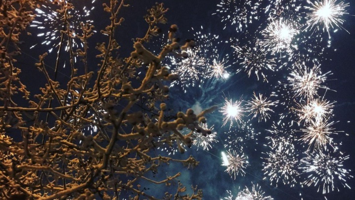 В новогоднюю ночь над Красноярском отгремели фейерверки. Смотрим яркую подборку видео