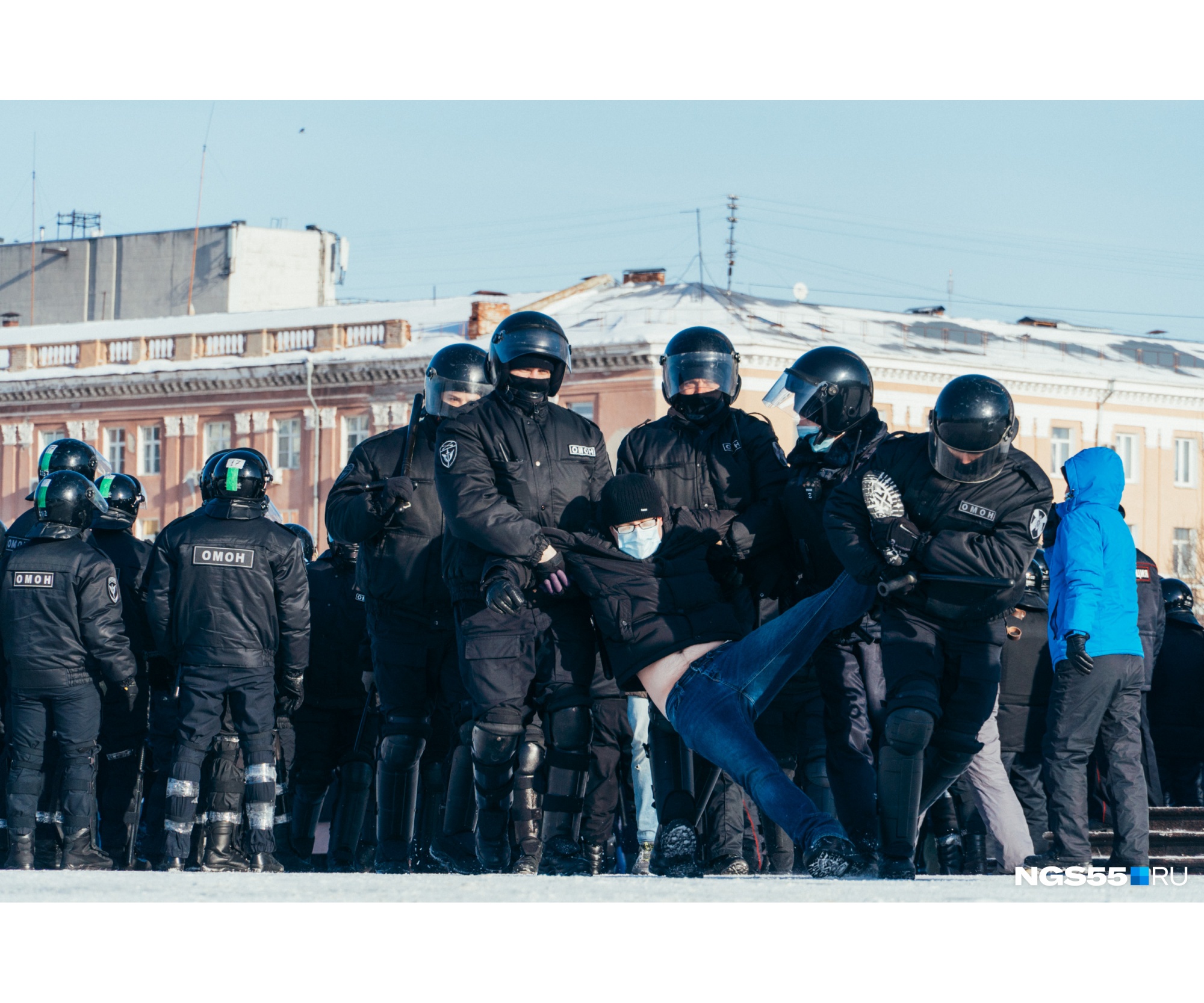 Не все задержанные добровольно шли в автозаки Не все задержанные добровольно шли в автозаки