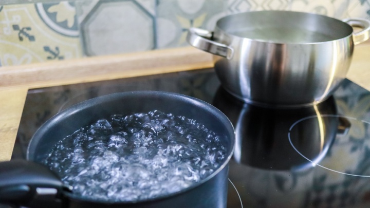 «Три дня без горячей воды!»: жители трех микрорайонов сидят без отопления и горячей воды