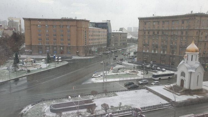 Новосибирск накрыло снегом — посмотрите на первый в этом году снегопад