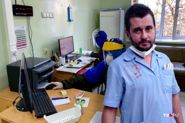 В апреле прошлого года Евгений Шамсуллин добровольно вызвался работать с пациентами, у которых есть подозрение на коронавирусную инфекцию В апреле прошлого года Евгений Шамсуллин добровольно вызвался работать с пациентами, у которых есть подозрение на коронавирусную инфекцию