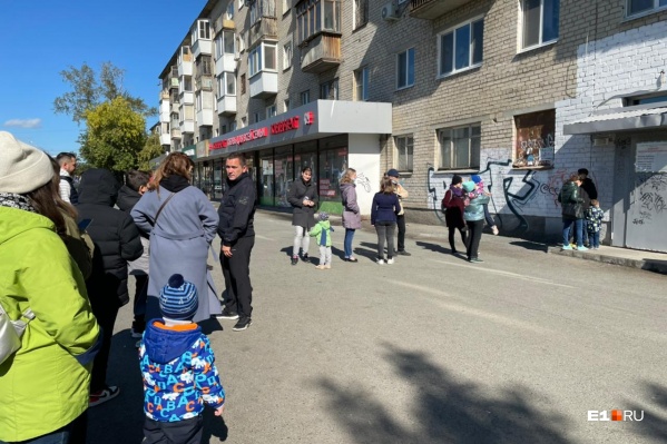 Чтобы попасть на прием к врачу, сначала нужно пройти через гигантские очереди в кабинет доврачебной помощи Чтобы попасть на прием к врачу, сначала нужно пройти через гигантские очереди в кабинет доврачебной помощи