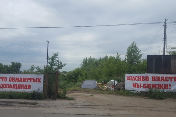 В 2017 году обманутые дольщики, отчаянно пытаясь привлечь внимание к своей проблеме, разбили в котловане своего недостроенного дома палаточный лагерь. Вероятно, это сработало: тогда ситуация сдвинулась с мертвой точки и через два года часть обманутых дольщиков получила компенсации за недостроенные квартиры В 2017 году обманутые дольщики, отчаянно пытаясь привлечь внимание к своей проблеме, разбили в котловане своего недостроенного дома палаточный лагерь. Вероятно, это сработало: тогда ситуация сдвинулась с мертвой точки и через два года часть обманутых дольщиков получила компенсации за недостроенные квартиры