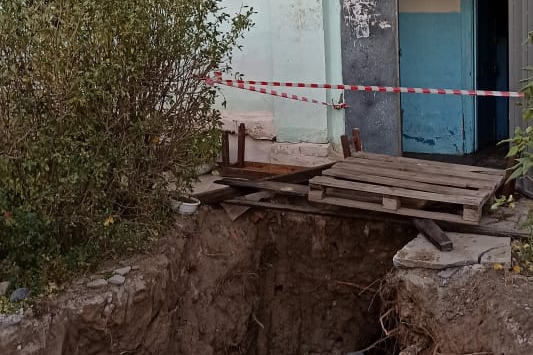У дома № 22 по улице Краснопресненской будто что-то взорвалось У дома № 22 по улице Краснопресненской будто что-то взорвалось