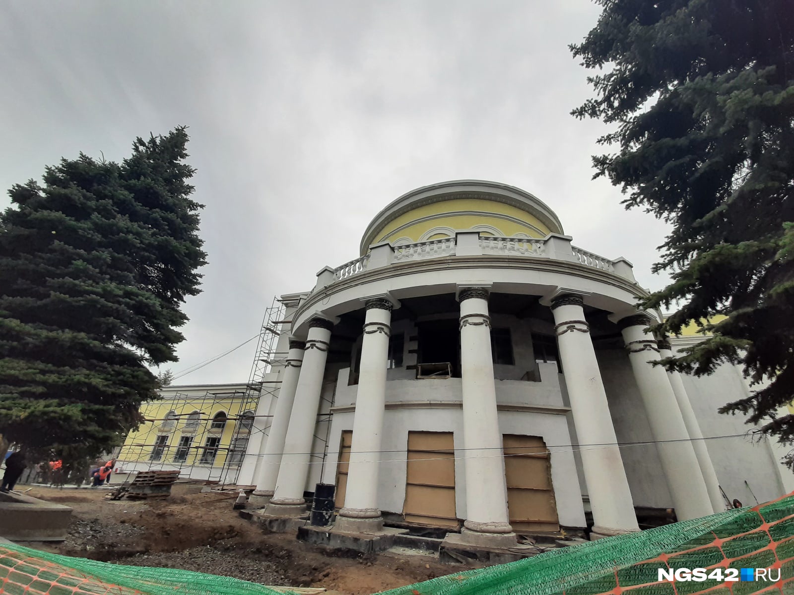 Реставрация новокузнецкого «Коммунара» закончится к концу года, а должна была — в июне