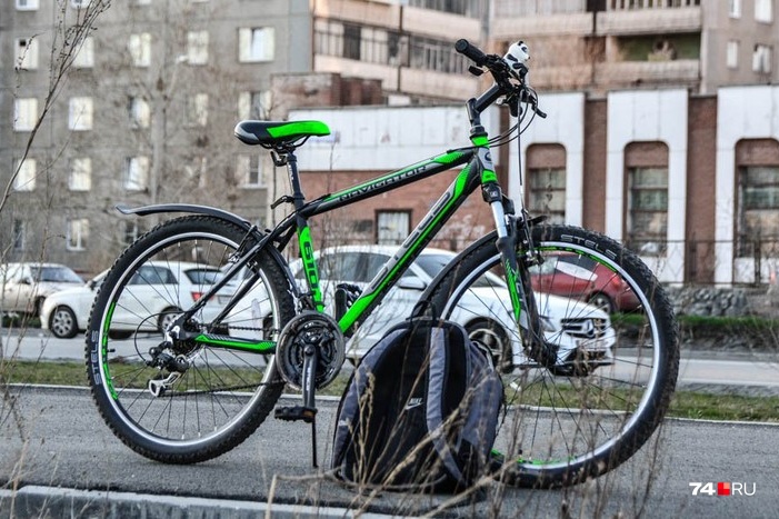 Челябинск мало приспособлен для велосипеда, а потому езда требует компромиссов. В том числе очень спорных
