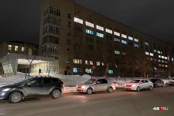 Медработники из БСМП Кургана рассказали о снижении зарплат, увольнениях сотрудников, проблемах с обеспечением лекарствами и ремонте, к которому возникает множество вопросов. Руководство больницы ситуацию пока не комментирует Медработники из БСМП Кургана рассказали о снижении зарплат, увольнениях сотрудников, проблемах с обеспечением лекарствами и ремонте, к которому возникает множество вопросов. Руководство больницы ситуацию пока не комментирует