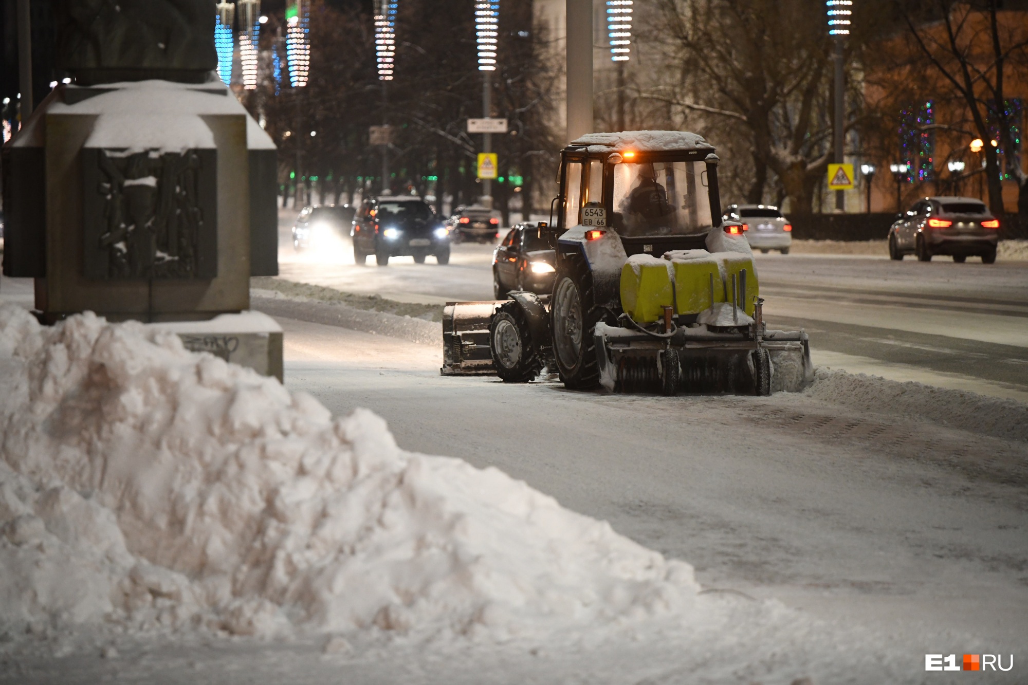 За ночь снегоуборочная машина со щеткой проезжает около 200 километров<br>