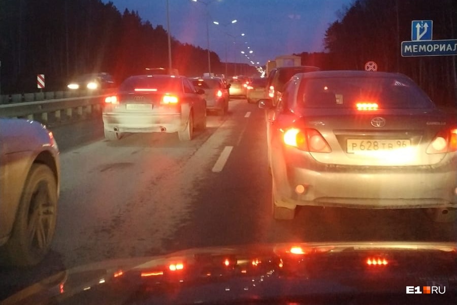 На выездах из Екатеринбурга образовались большие пробки