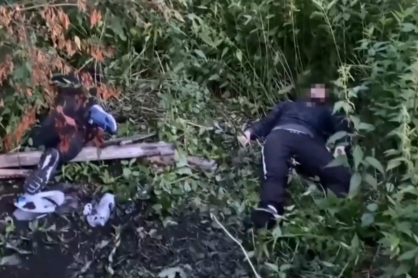 Двое мужчин ночью приехали к своему тайнику забирать содержимое Двое мужчин ночью приехали к своему тайнику забирать содержимое