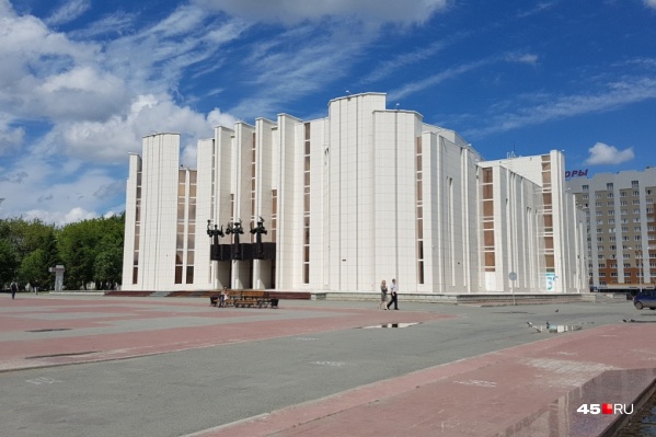 Курганское театрально-концертное объединение закупило светодиодные фигуры осла, трубадура и собаки из «Бременских музыкантов» Курганское театрально-концертное объединение закупило светодиодные фигуры осла, трубадура и собаки из «Бременских музыкантов»