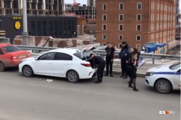 Водитель белой KIA, по словам очевидцев, вел себя неадекватно Водитель белой KIA, по словам очевидцев, вел себя неадекватно