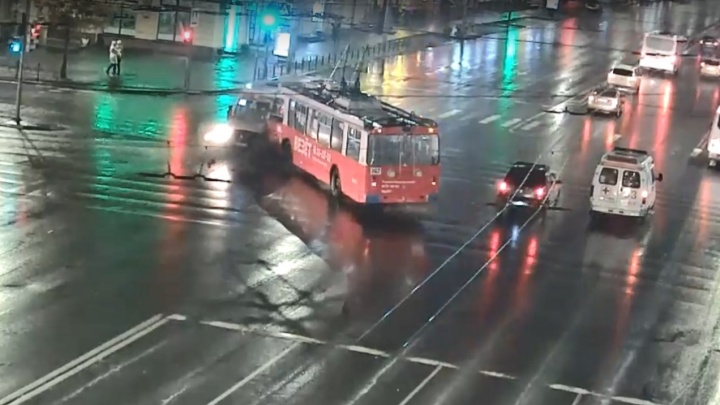 Троллейбус врезался в маршрутку — семь человек пострадали