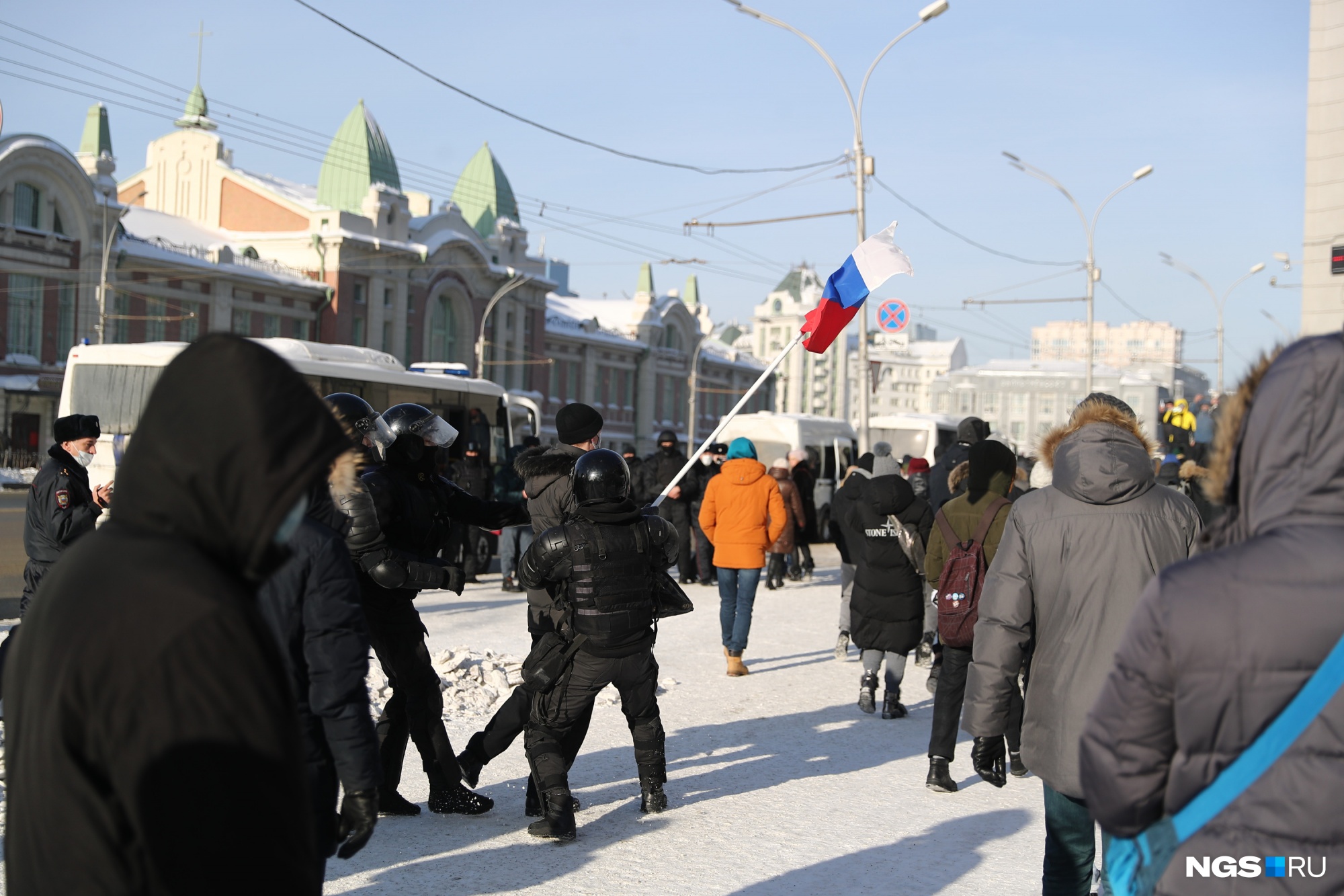 Напротив Первомайского сквера возле здания мэрии нескольких человек задержали, в том числе тех, кто достал российский флаг