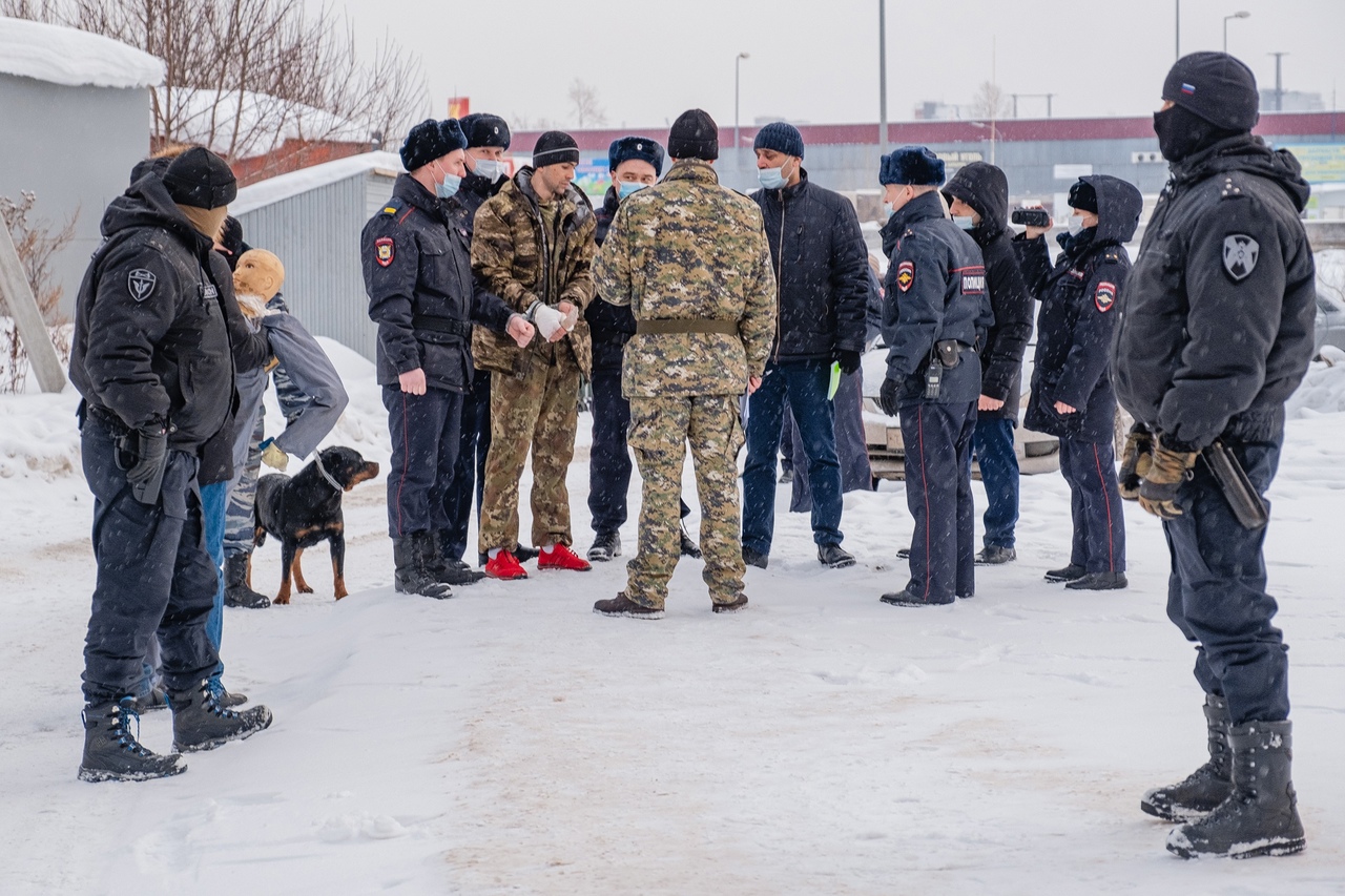 Мужчину просят показать, как он наносил удары тестю, на манекене Мужчину просят показать, как он наносил удары тестю, на манекене