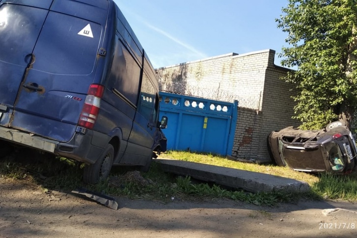 Машина опрокинулась на бок Машина опрокинулась на бок