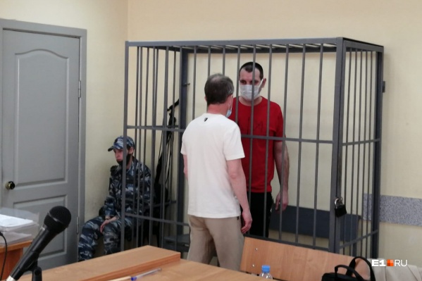 Щербаков беседует со своим адвокатом Щербаков беседует со своим адвокатом