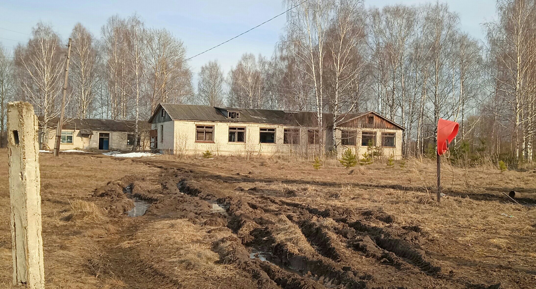 Школа в Родяково стоит заброшенной более 10 лет Школа в Родяково стоит заброшенной более 10 лет