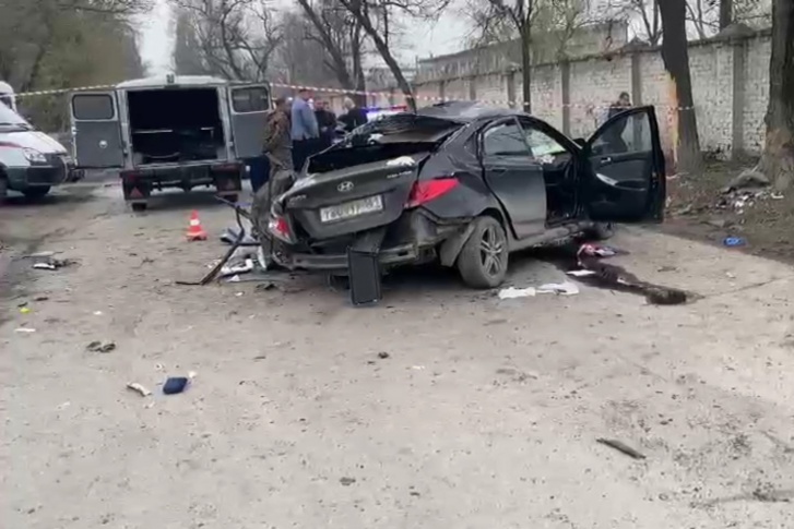 Иномарка на высокой скорости влетела в дерево Иномарка на высокой скорости влетела в дерево