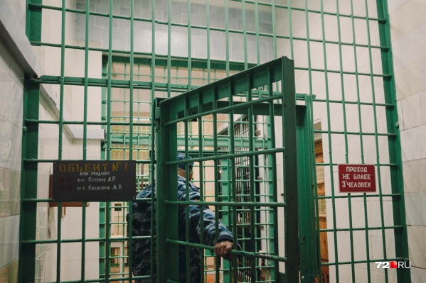 В пользу матери погибшего адвоката присудили 1,5 миллиона рублей в качестве компенсации морального вреда. Их должен выплатить мужчина, ранивший Андрея Ермолина В пользу матери погибшего адвоката присудили 1,5 миллиона рублей в качестве компенсации морального вреда. Их должен выплатить мужчина, ранивший Андрея Ермолина