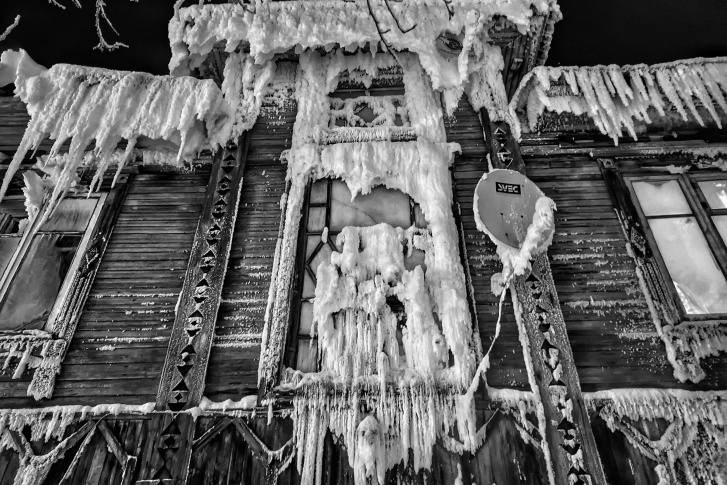 В аномальные морозы некоторые дома в Архангельске стали жуткими